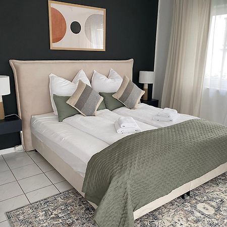 Moderne Wohnung Mit Terrasse & Parkplatz; Naehe Bwzk & Amazon Κόμπλεντς Εξωτερικό φωτογραφία