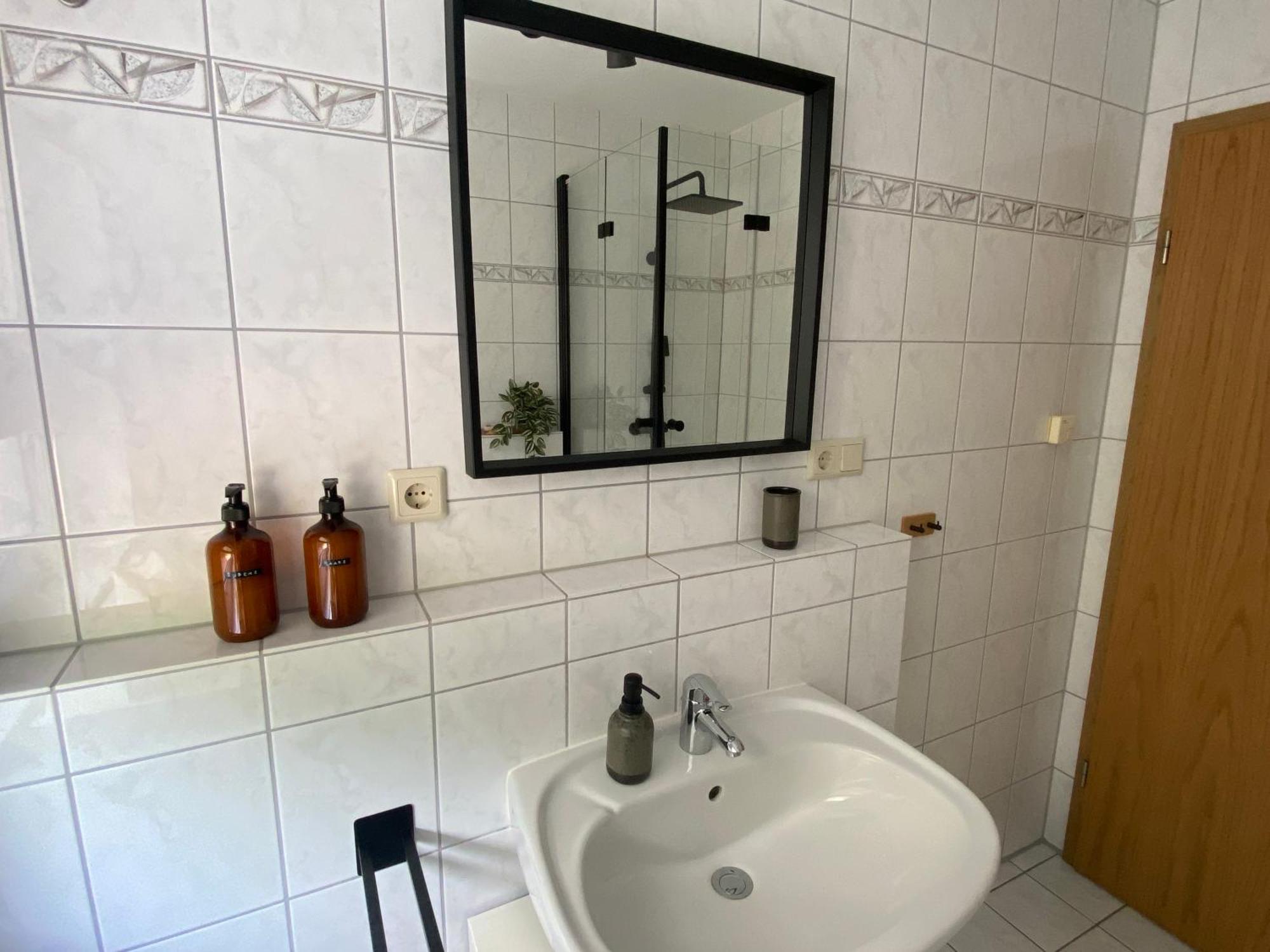 Moderne Wohnung Mit Terrasse & Parkplatz; Naehe Bwzk & Amazon Κόμπλεντς Εξωτερικό φωτογραφία