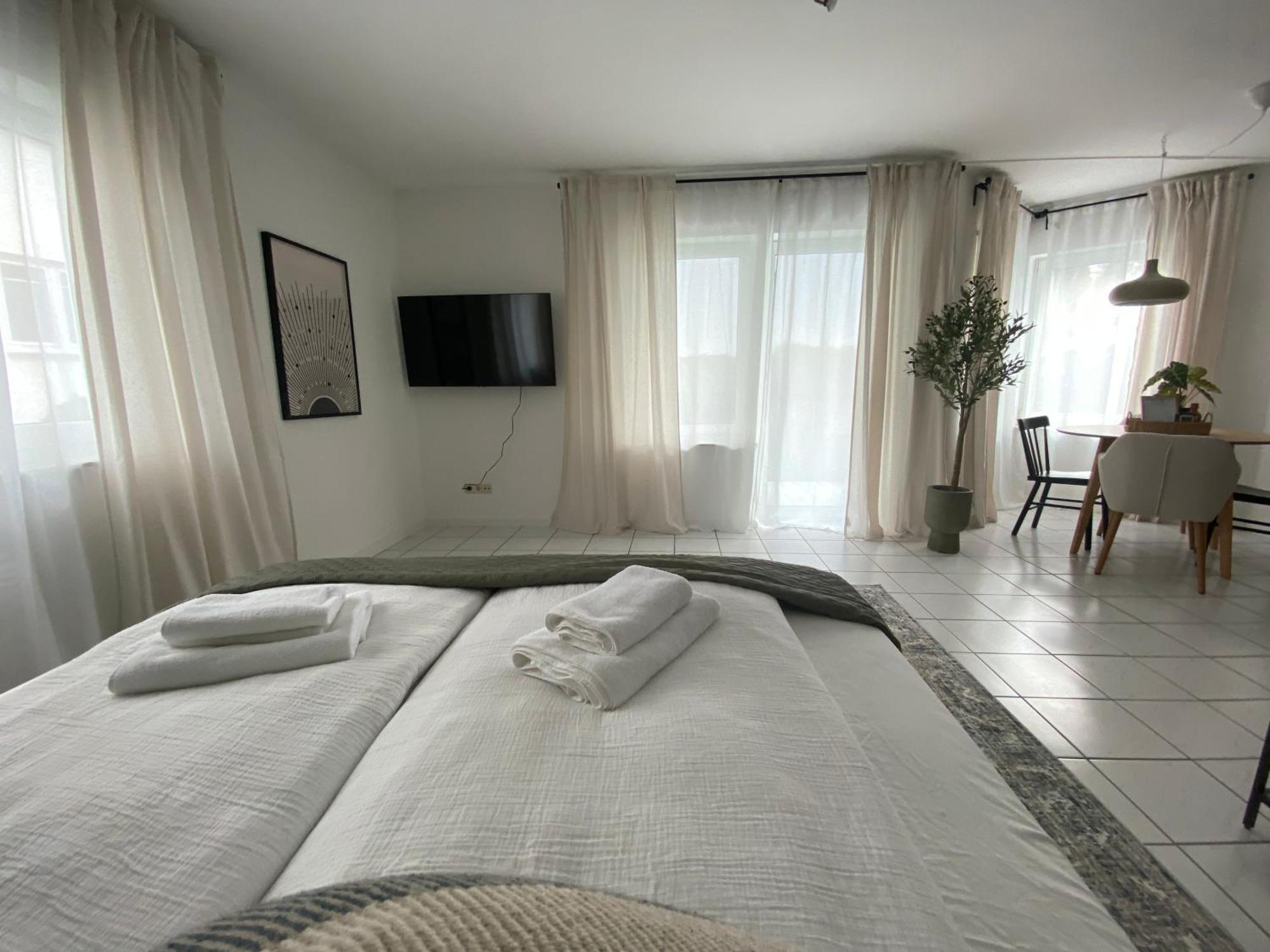 Moderne Wohnung Mit Terrasse & Parkplatz; Naehe Bwzk & Amazon Κόμπλεντς Εξωτερικό φωτογραφία